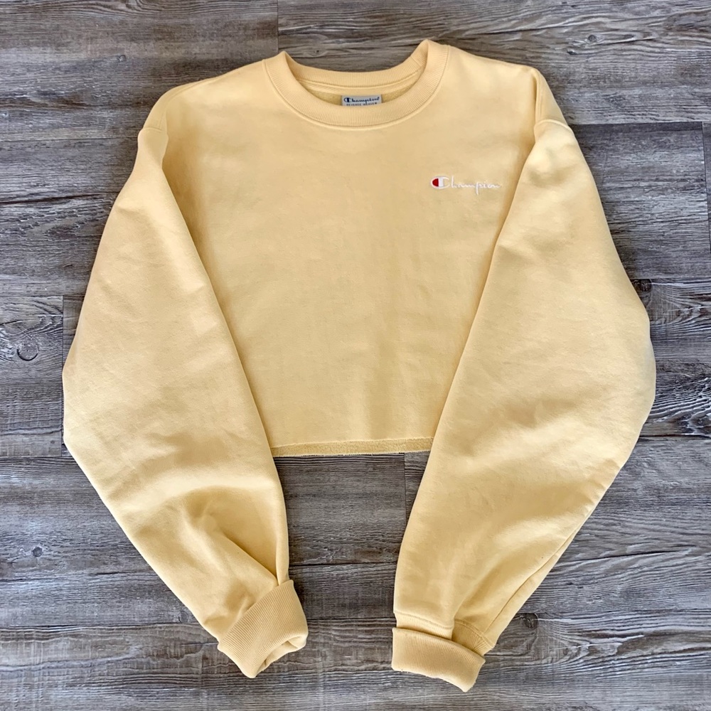 Champion cropped butter-yellow 🧈 crew neck hoodie. So cute!!